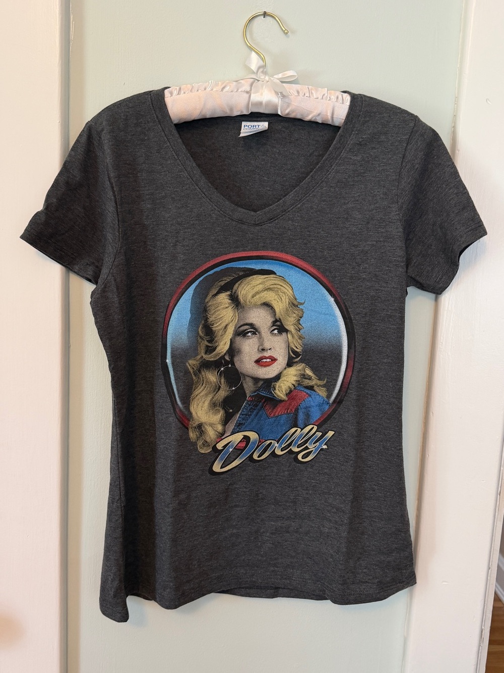 Dolly Parton Graphic V-Neck Tee Womens medium, NWOT #0212